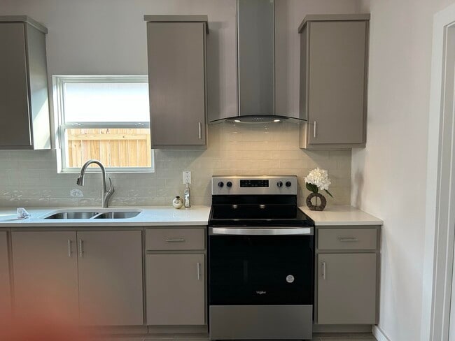 Building Photo - 1411 Los Estribos Dr