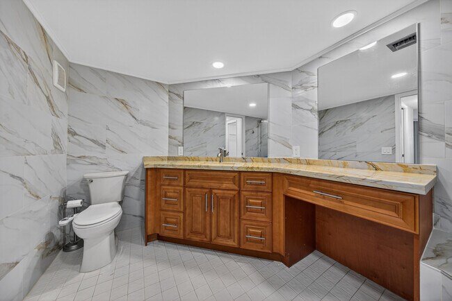 Building Photo - 3503 Oaks Way