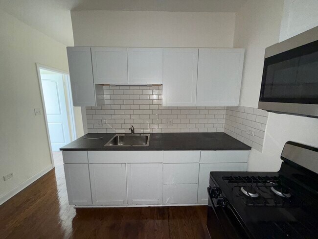 Building Photo - 411 N Hamlin Ave