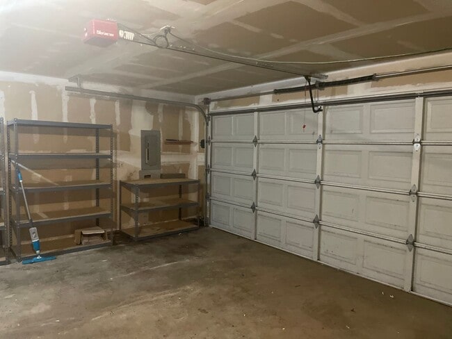 Building Photo - Spacious Clinton Home with New Upgrades!