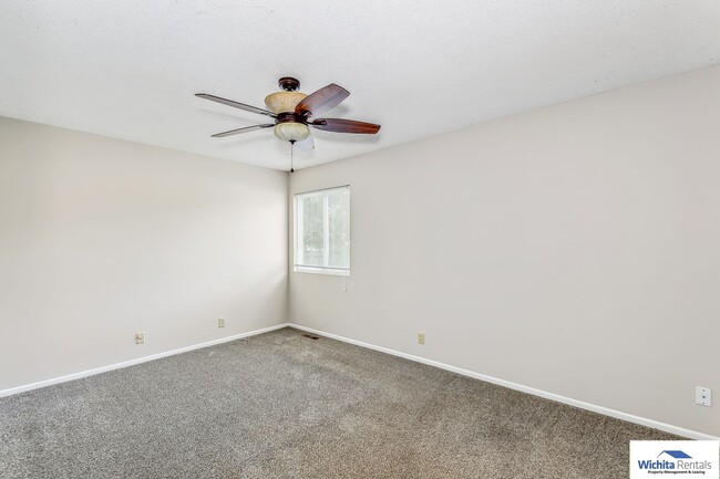 Building Photo - Showings starting 01/09!