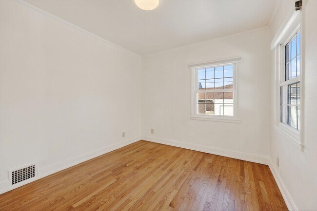 Building Photo - 514 W Lakeside St