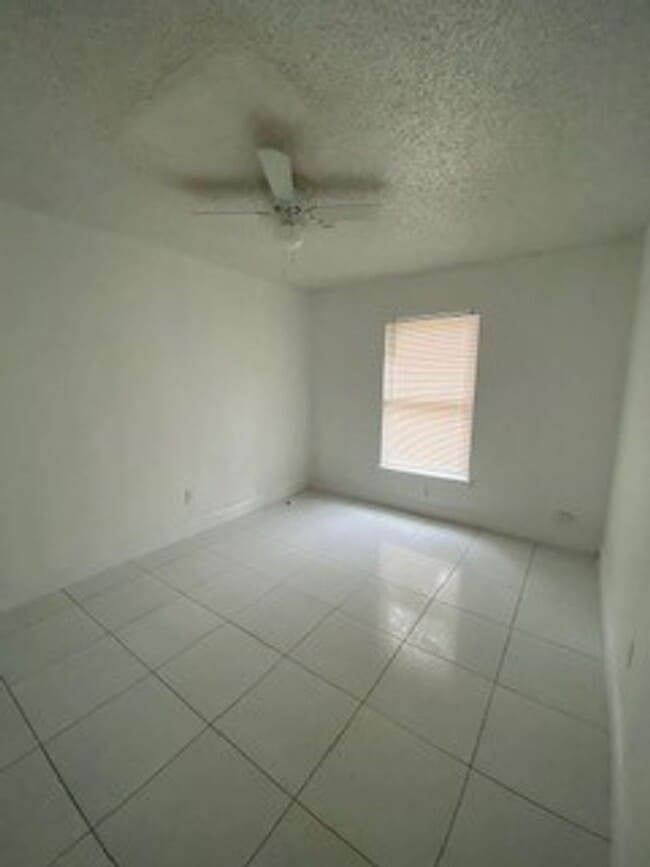 Building Photo - 2BR/1BA  TRIPLEX LOCATED DOWNTOWN ORLANDO