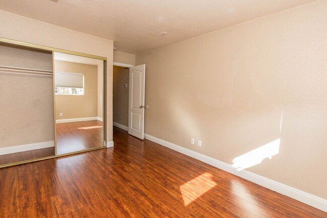 Building Photo - Lovely 2 Bedroom Condo Now Available!