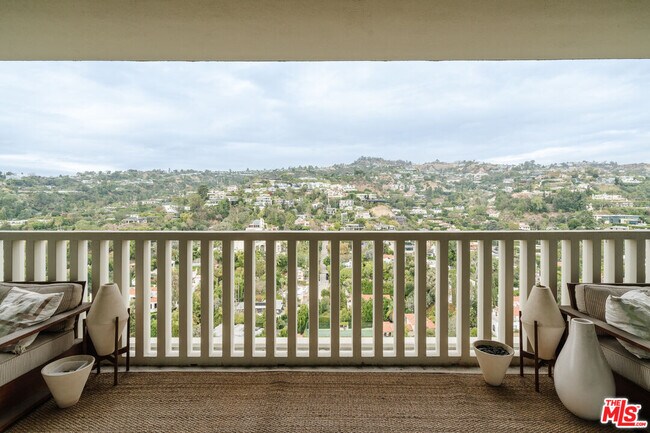 Building Photo - 9255 Doheny Rd