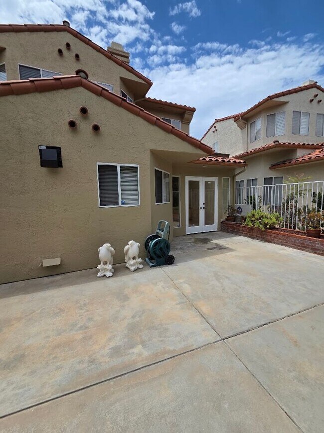 Building Photo - Spacious La Jolla Home in Gated Community
