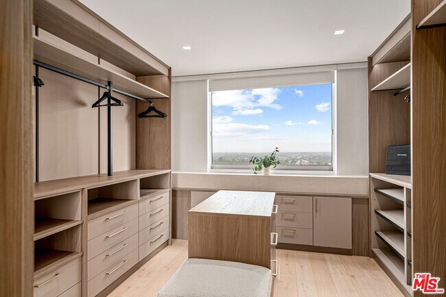 Building Photo - 2222 Ave of the Stars