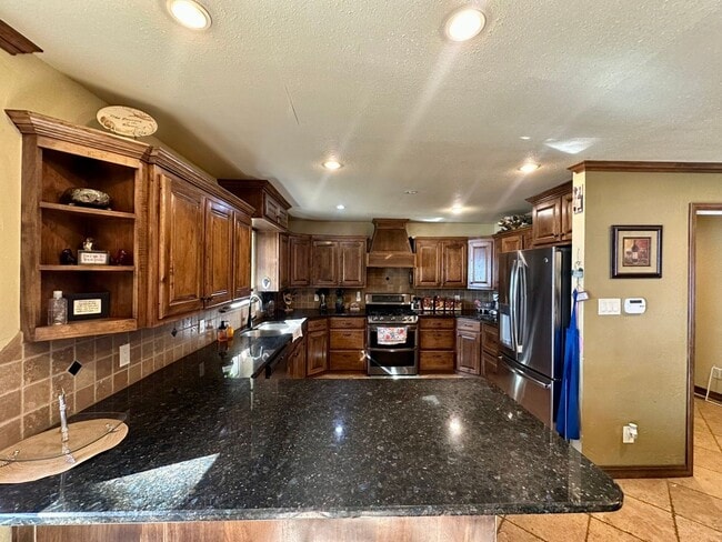 Building Photo - Stunning, fully furnished 3-bedroom, 2-bath lakefront home on Lake Palestine!