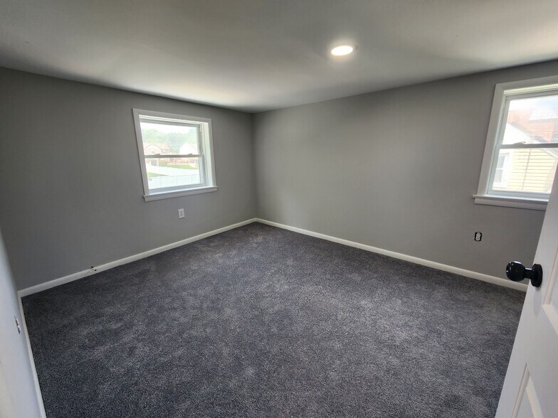 2nd floor bedroom **ceiling about 6'** - 1023 Lawnton Ter