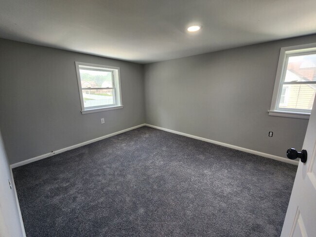 2nd floor bedroom **ceiling about 6'** - 1023 Lawnton Ter