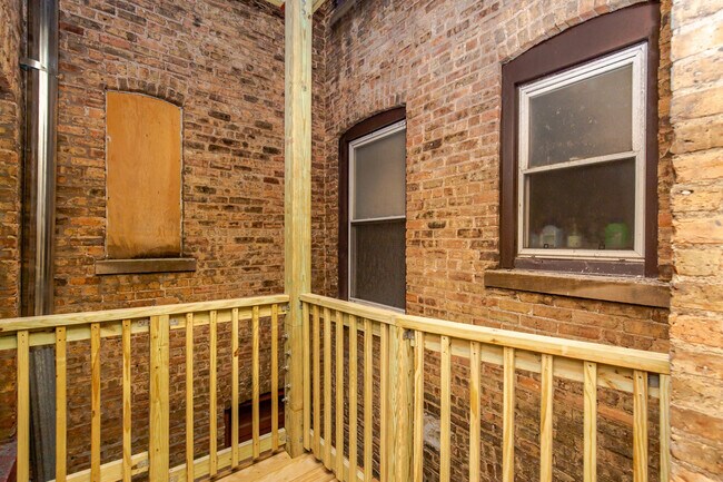 Building Photo - 1532 W Wilson Ave