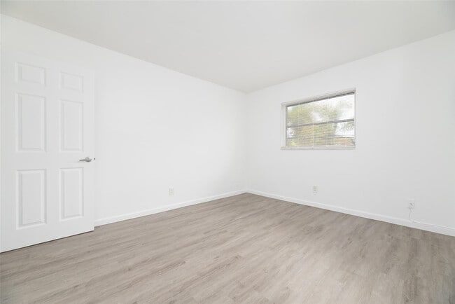 Building Photo - 1401 NE 17th Ct