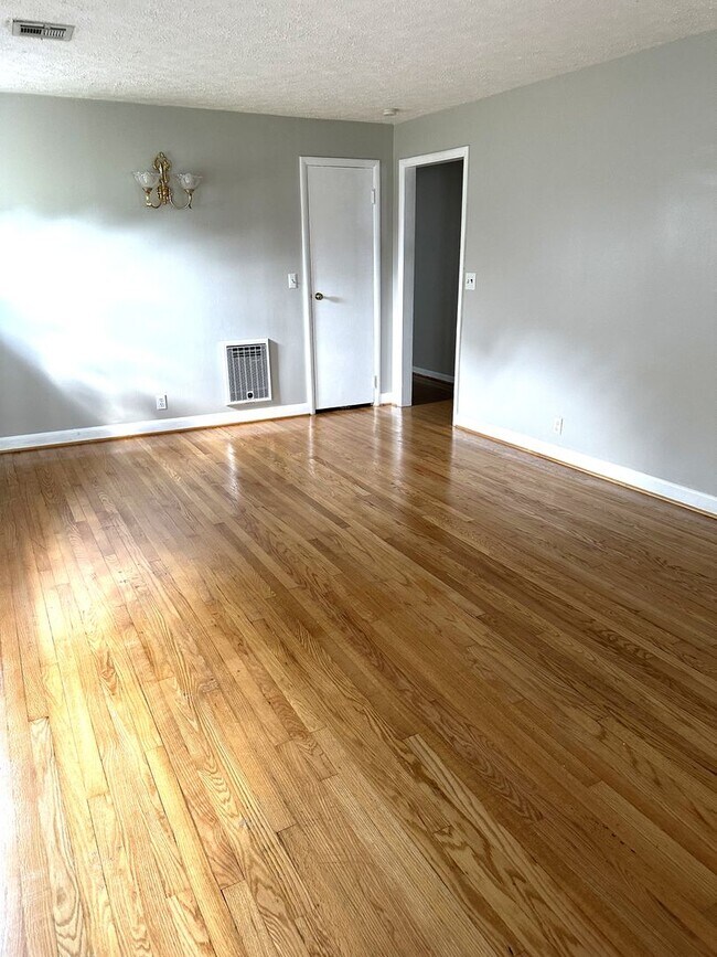Building Photo - IMMACULATE ONE LEVEL HOME AVAILABLE IN SUR...