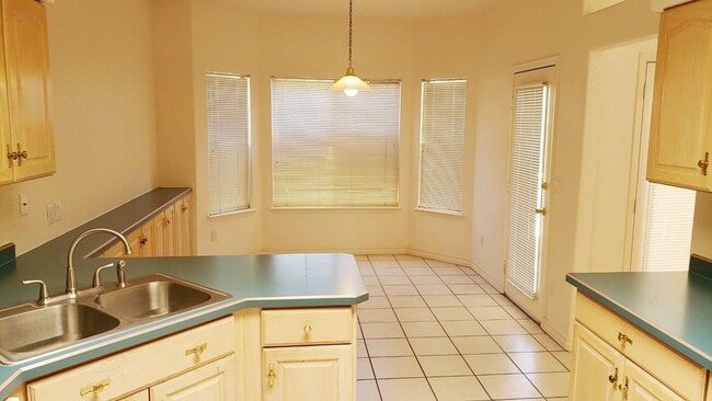 Building Photo - Beautiful Home with Pool and Hot Tub!