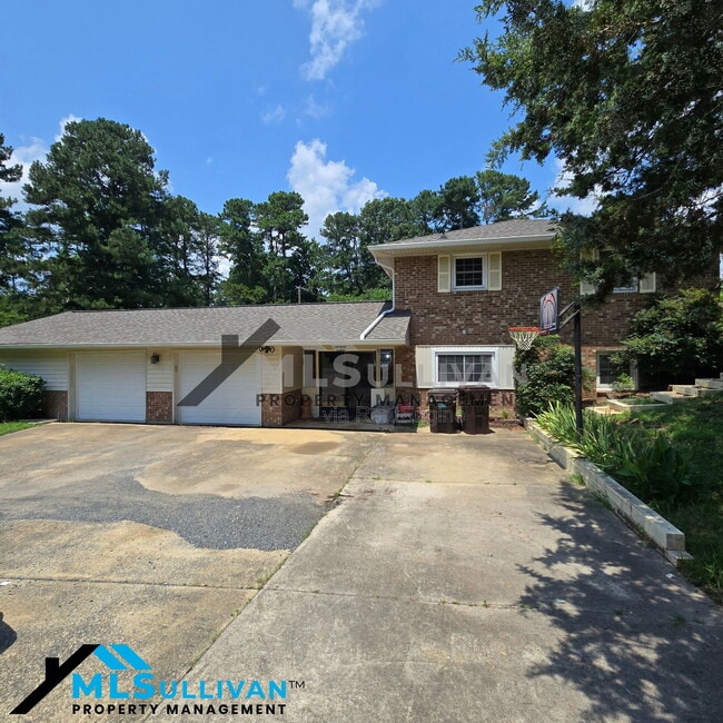 Building Photo - 2601 Cohnwood Dr