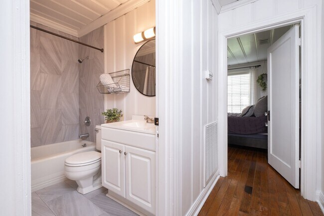 Building Photo - Updated 3-Bedroom Home with Fully Equipped Kitchen & Washer/Dryer in Great Neighborhood!