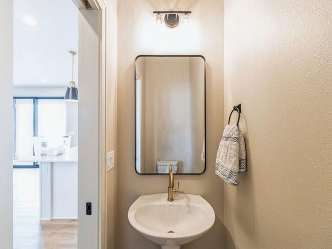 Building Photo - 2105 Lacey Dr