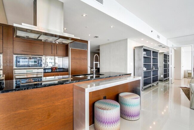 Building Photo - 495 Brickell Ave