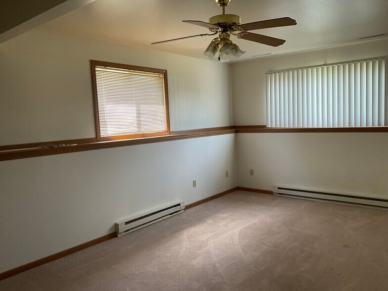 Family room - 527 Wellington Dr