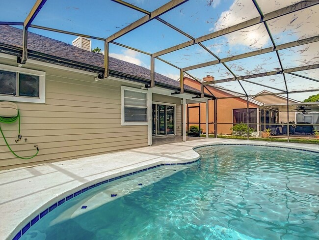 Building Photo - Beautiful 3 Bedroom, 2 Bath POOL Home with 2-Car Garage in the Heart of Hunters Creek!