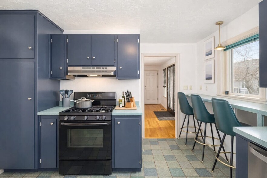 Building Photo - 1500 Palisades Dr