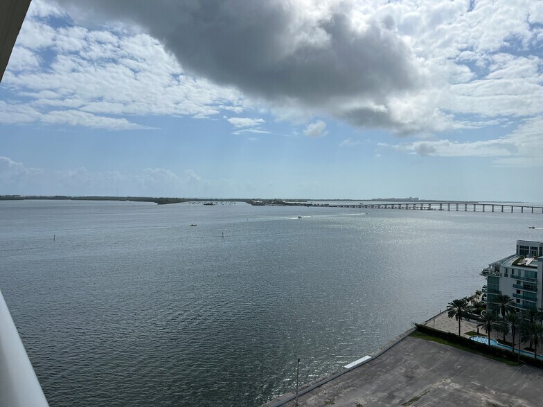 Building Photo - 1155 Brickell Bay Dr