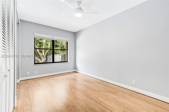 Building Photo - 1256 Manor Dr S