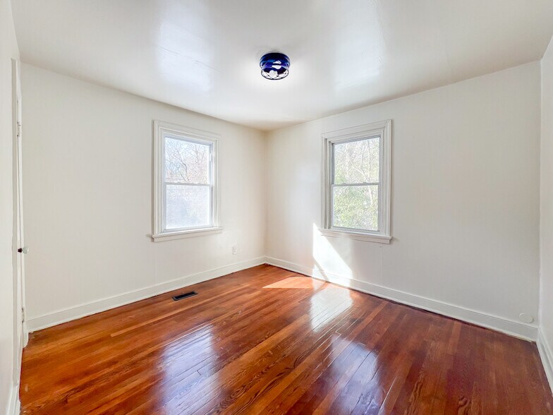 Building Photo - 1006 Greystone Ave