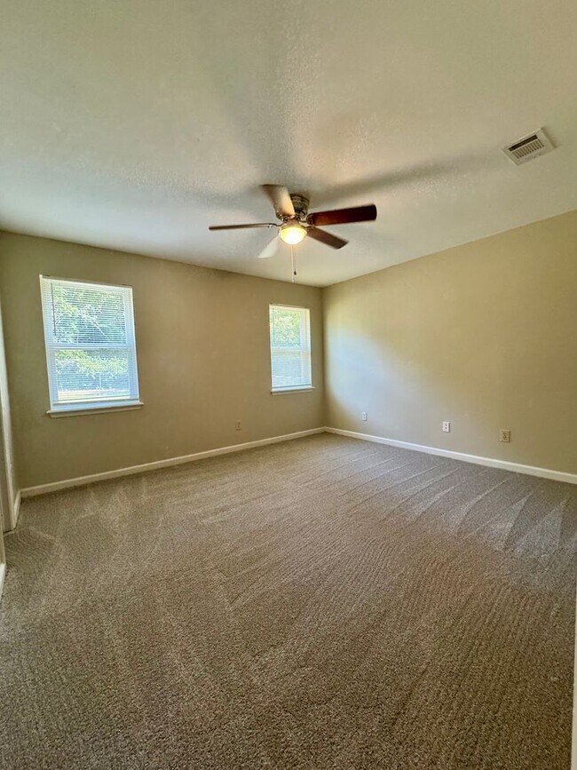 Building Photo - Charming 3 Bedroom, 2 Bath Home Available Now!