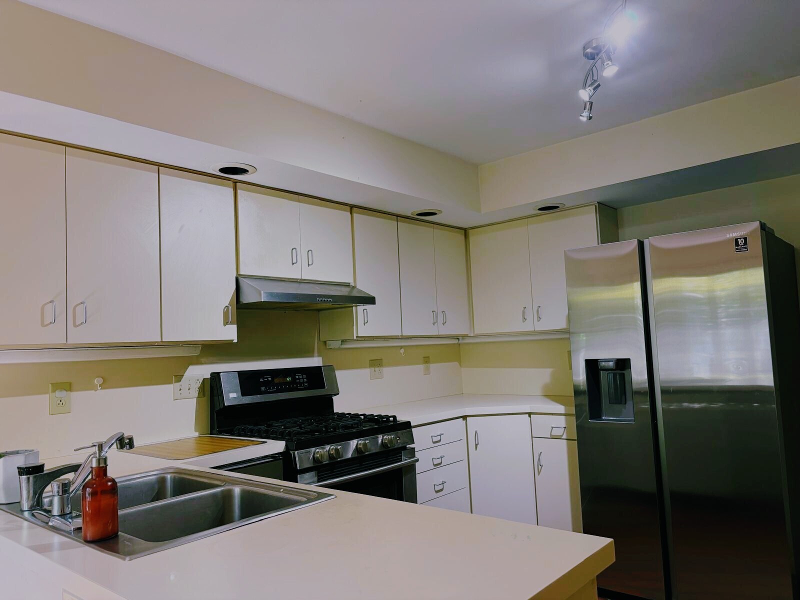 Building Photo - 550 Valewood Ln