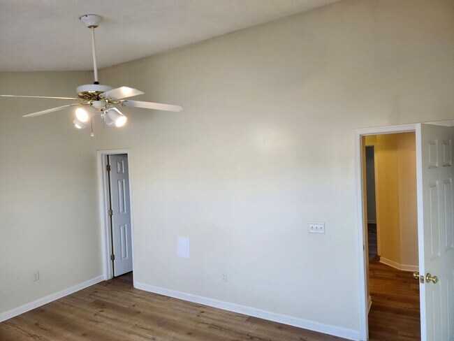 Building Photo - For Rent: Harrisonburg 3 BR, 2.5 Bath Townhouse