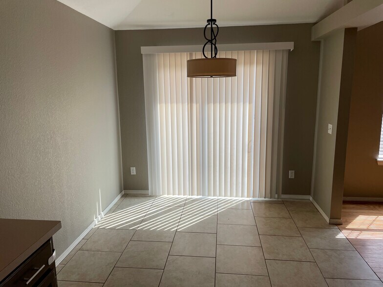 Building Photo - 1424 Jordan Cir