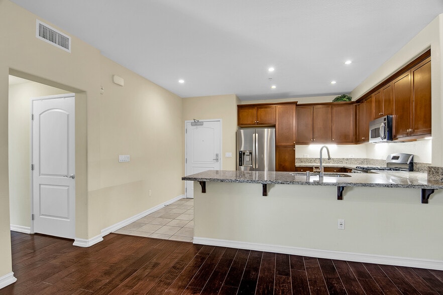 Building Photo - 629 Traction Ave