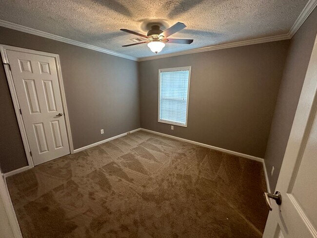 Building Photo - 5 BR, 3.5 BA, 2432sf home on almost 17 acres!