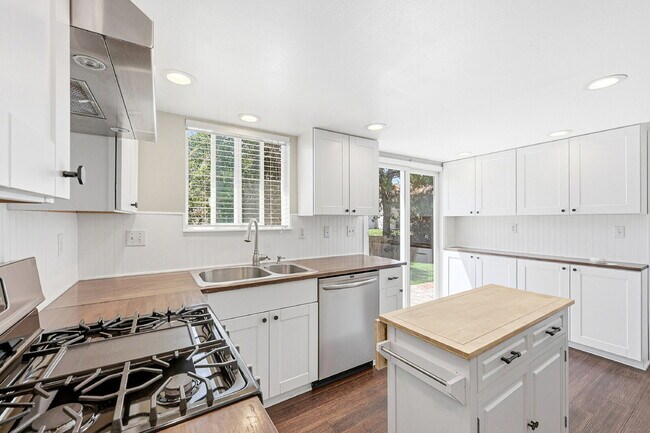 Building Photo - $2,595.95-4 Bed/ 3 Bath-Charming home in Colorado Springs with Central AC
