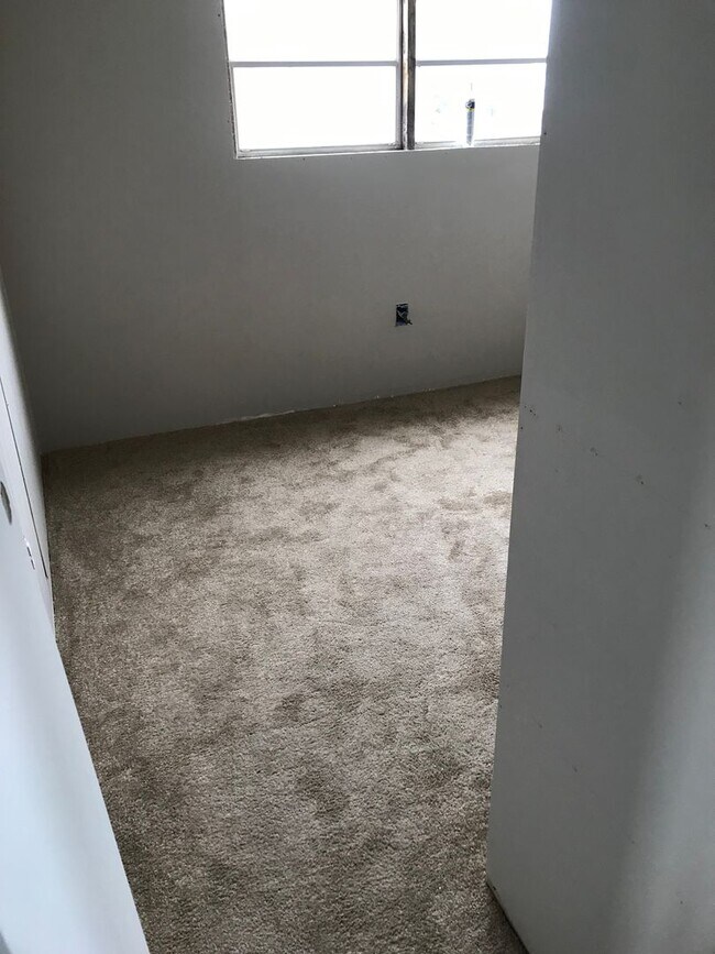 Building Photo - 2 Bedrooms with 2 Bathrooms Home on Large ...