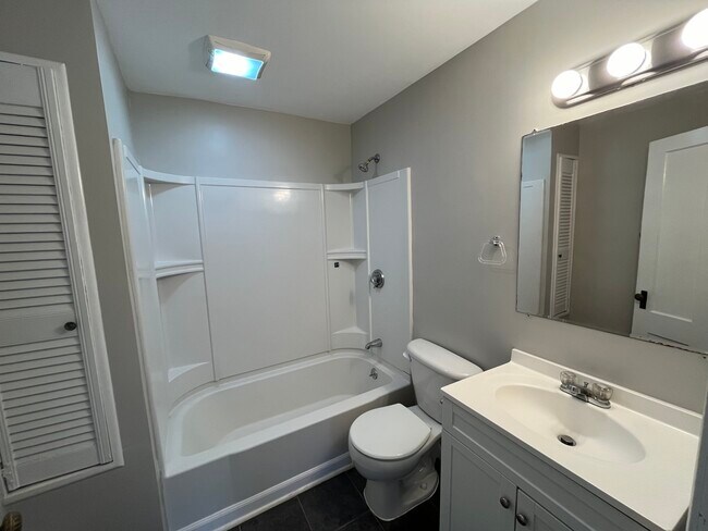 Building Photo - 262 Walnut St