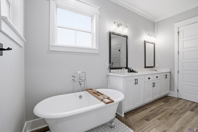 Building Photo - 421 St Thomas Ln