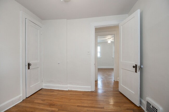 Building Photo - 3 Bedroom/2 bath Single House!! Euclid!!!