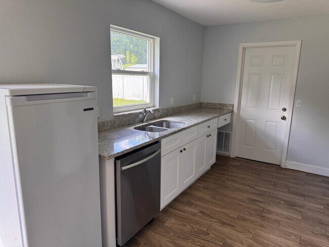 Building Photo - 12260 Delaware Woods Ln