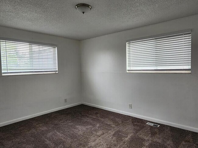 Building Photo - 2590 Robin Rd