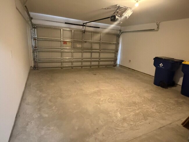 Building Photo - 523 Robin Ct