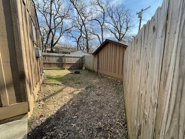 Building Photo - 2203 Mercedes Rd