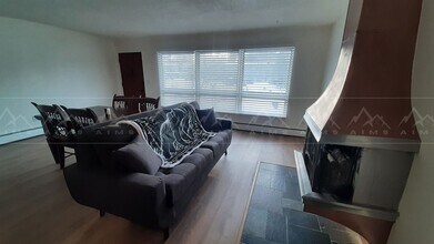 Building Photo - 933 W 20th Ave