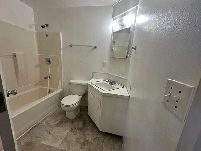 Building Photo - 1561 NW Highland Dr