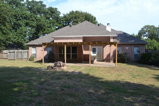 Building Photo - Beautiful 3 Bedroom 2.5 Bath Home Close to...