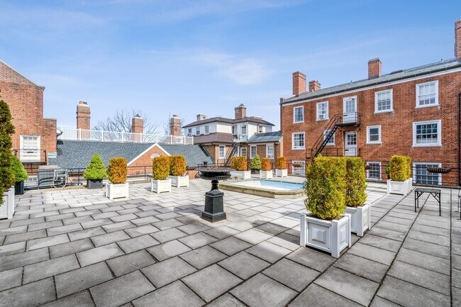 Private Courtyard - 31 Palmer Sq W