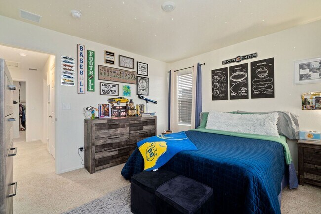 Building Photo - Beautiful 5 Bed Home in Raindance