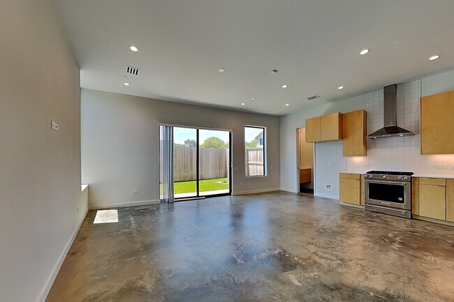 Building Photo - 906 Blackland Ct