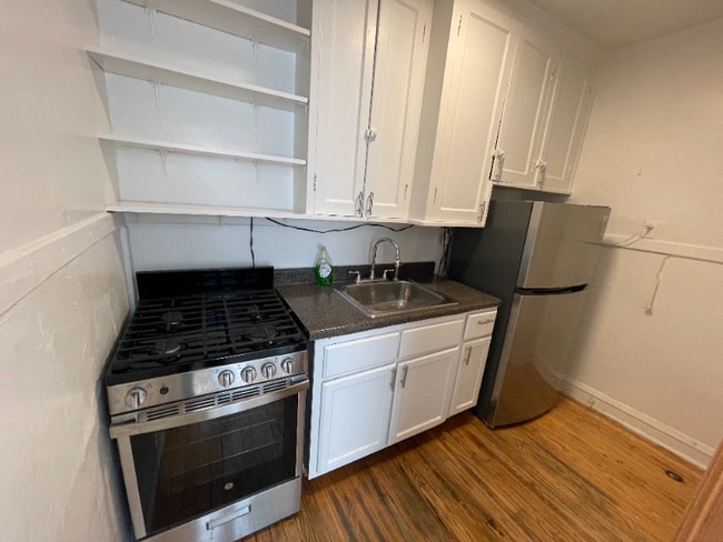 Building Photo - 915 W Oakdale Ave